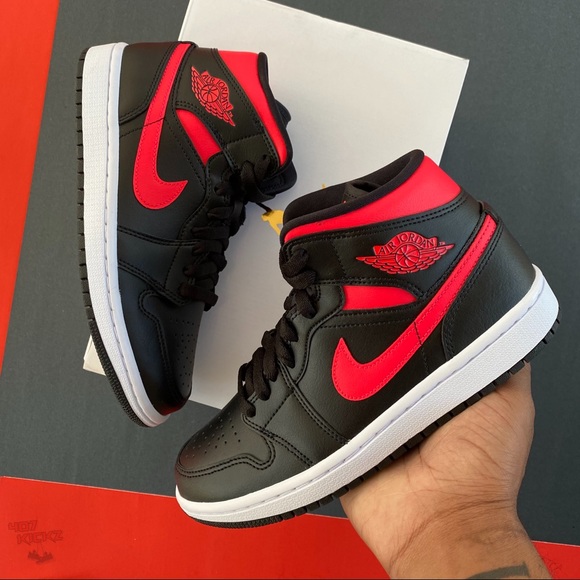 Jordan Shoes - Women’s Air Jordan 1 ‘Siren Red’